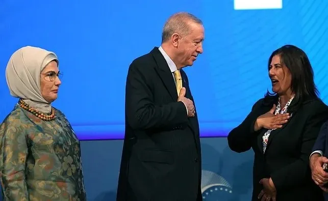 AK PARTİ’YE KATILAN ÖZLEM ÇERÇİOĞLU’NDAN ÖZGÜR ÖZEL’E..  ‘ALNIM AK BAŞIM DİK’