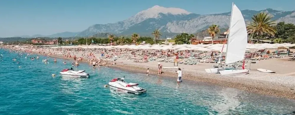 KEMER’DE ‘HALK PLAJI’ VAR.. AMA VATANDAŞLAR ‘İŞGAL’DEN SAHİLE ULAŞAMIYOR
