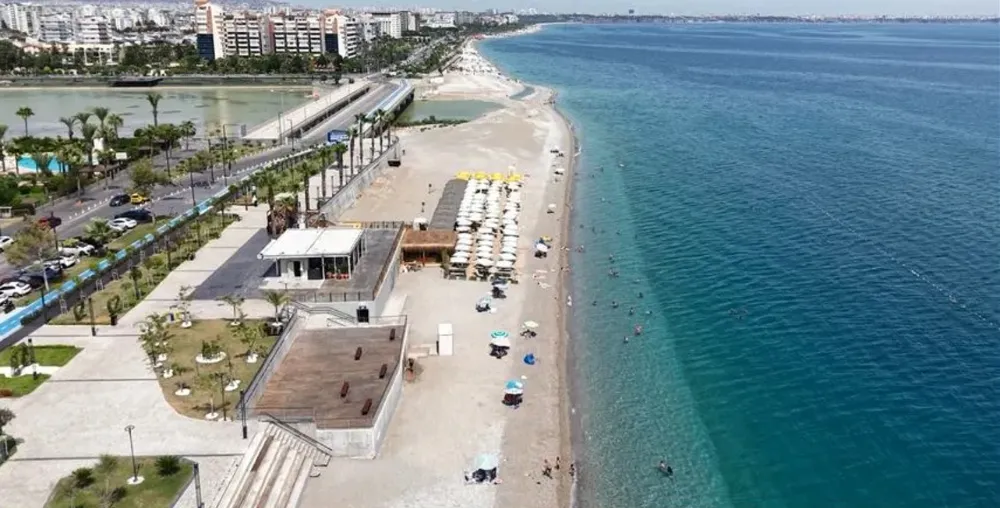 KONYAALTI SAHİLİ’NDE GÖLGELİK VE ŞEZLONGLAR KALDIRILDI.. YIKIM DEVAM EDİYOR