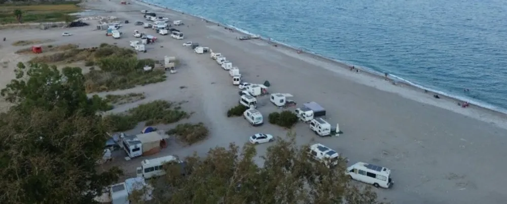 5 YILDIZLI OTELLERE RAKİP.. ANTALYA’DA KISKANDIRAN KARAVAN HAYATI