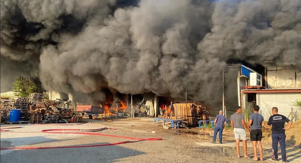 ANTALYA SERİK’TE 2 DEPO YANGINDA KÜLE DÖNDÜ