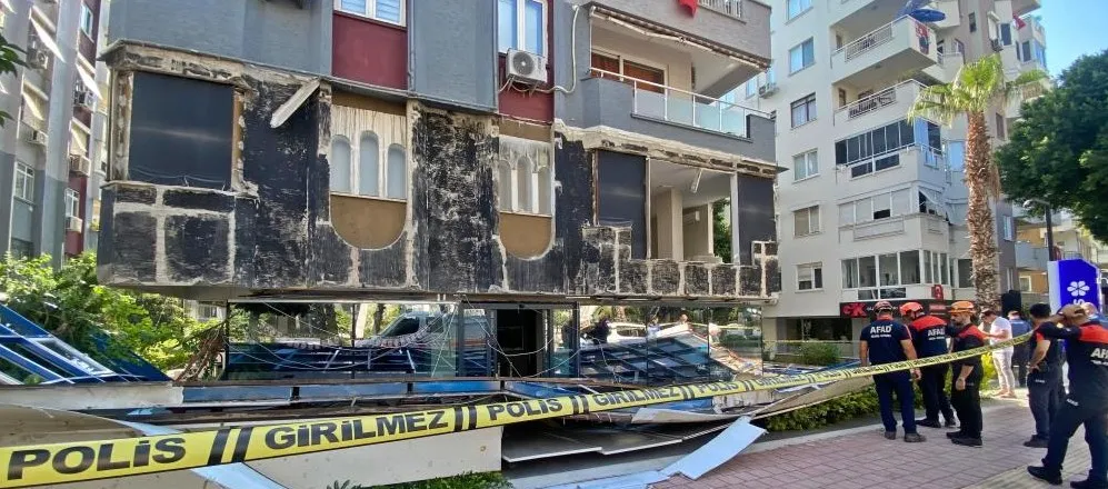 ANTALYA’DA ÖZEL LABORATUVARIN DIŞ CEPHE KAPLAMALARI ÇÖKTÜ 