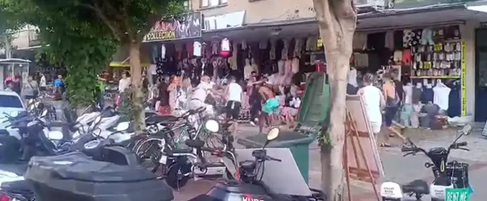ALANYA’DA İNGİLİZ TURİSTLERLE ESNAF TAŞ VE SOPALARLA BİRBİRİNE GİRDİ