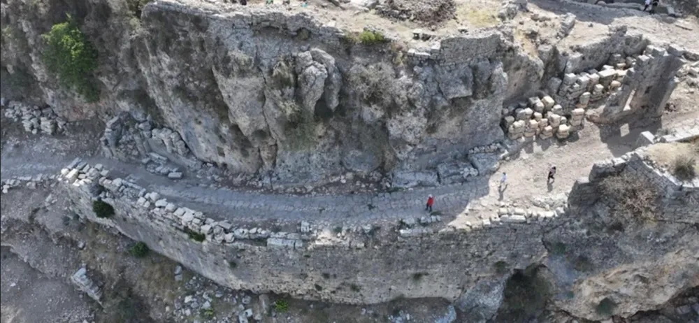 SİLLYON’DA BİRÇOK DÖNEMİN İZLERİNİ TAŞIYAN ANA CADDE ORTAYA ÇIKARILDI