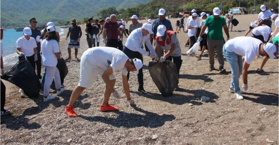 ANTALYA ADRASAN’DA YAZ TATİLİNİN ARDINDAN BOŞ KALAN PLAJI TEMİZLEDİLER