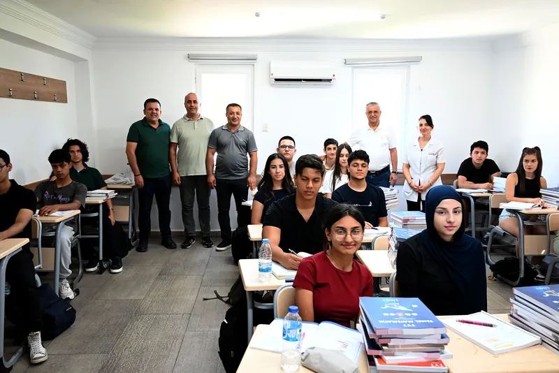 Kurs öğrencilerine ücretsiz kitapları dağıtıldı