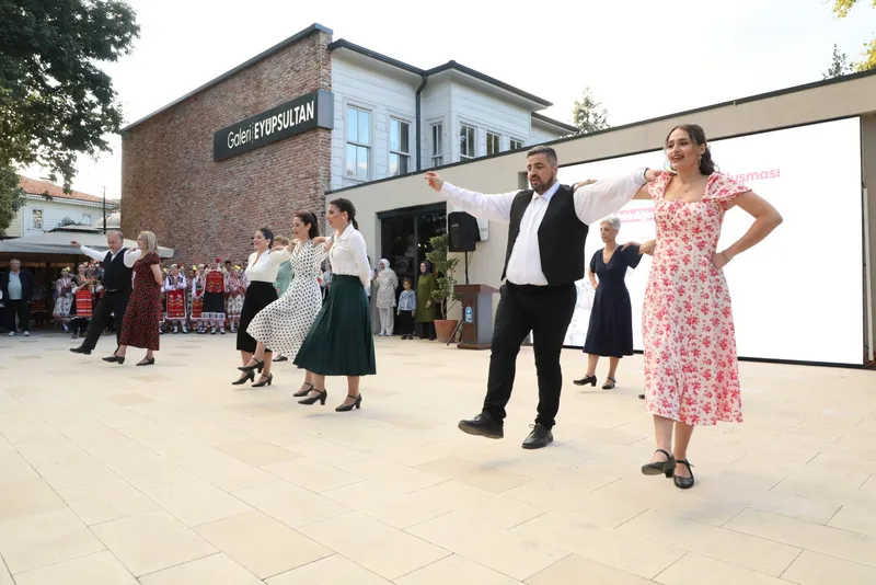 Festival tadında sergi açılışı  “İzlerin Ötesinde Karma Resim Sergisi” açıldı