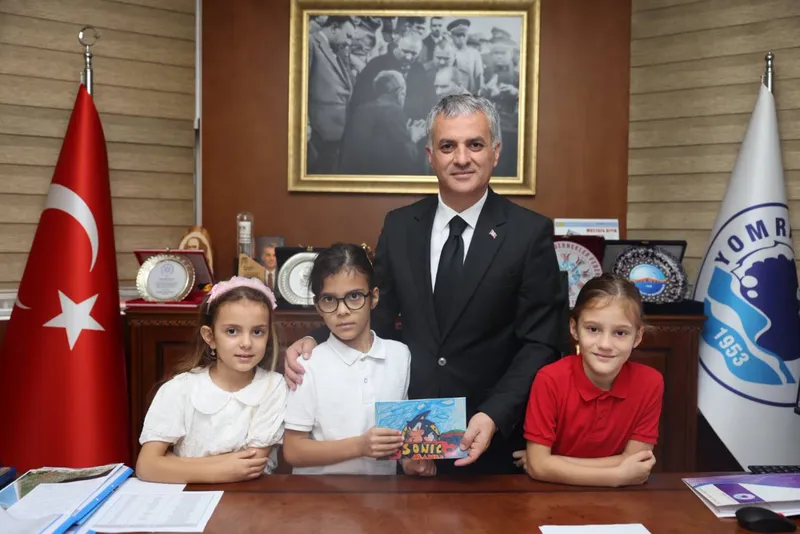 KÜÇÜK YAZARIMIZ İMZALI KİTABINI BAŞKANIMIZA HEDİYE ETTİ