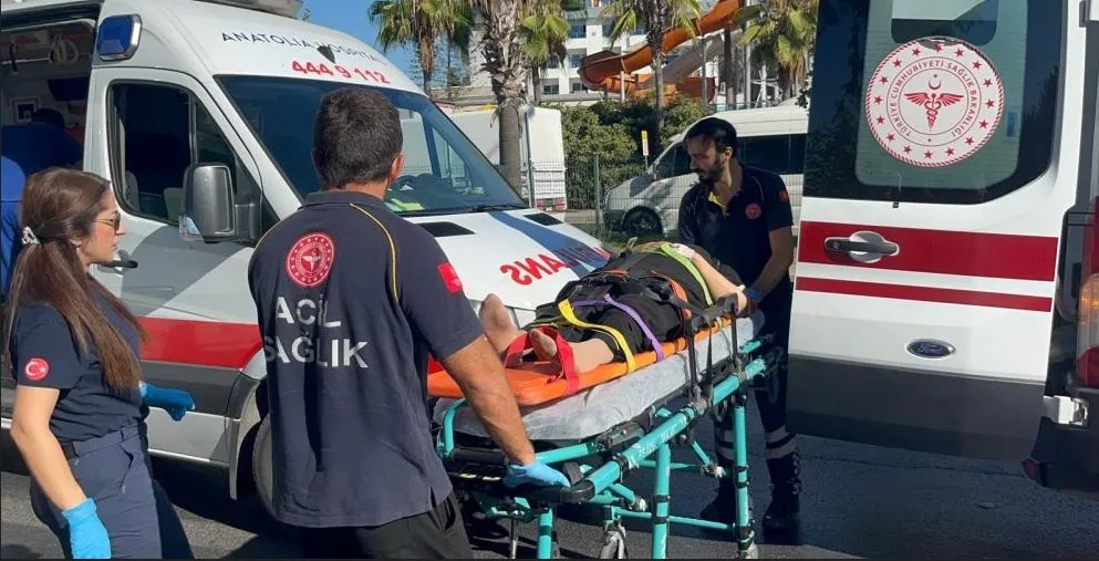 ALANYA’DA TUR OTOBÜSÜYLE YOLCU MİDİBÜSÜ ÇARPIŞTI.. 2’Sİ AĞIR 15 YARALI