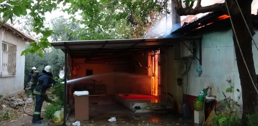 ANTALYA’DA KIZINI ALEVLERİN ARASINDAN ÇIKARDI.. EVİ KÜLE DÖNDÜ