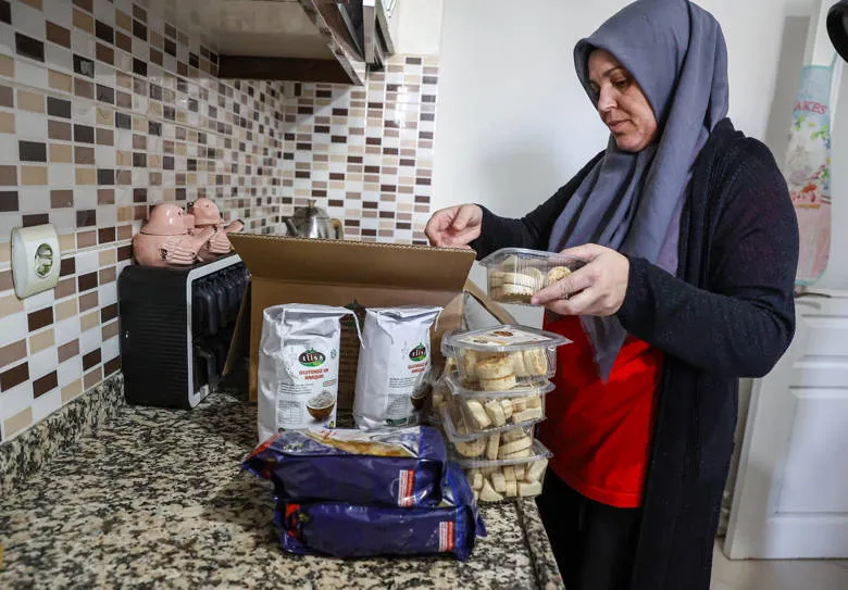 Büyükşehir’in çölyak hastalarına gıda yardımı sürüyor