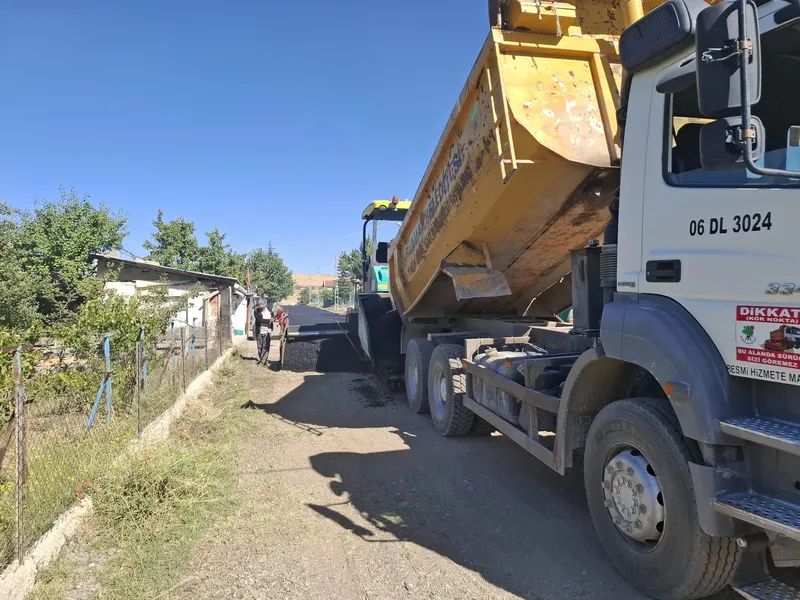 Mamak’ta Asfalt ve Kaldırım Çalışmaları Devam Ediyor