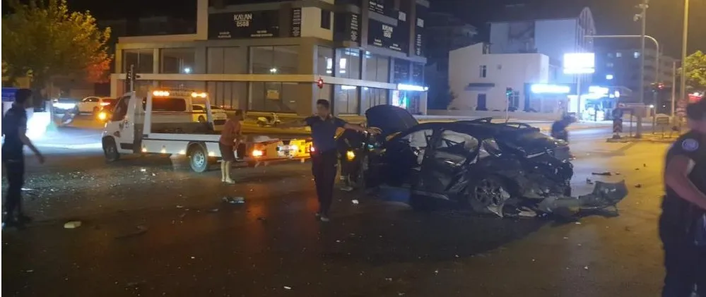 SERİK’TE KAVŞAĞA ÇIKAN OTOMOBİLİ ADETA BİÇTİ SÜRÜCÜ ARAÇTAN FIRLADI