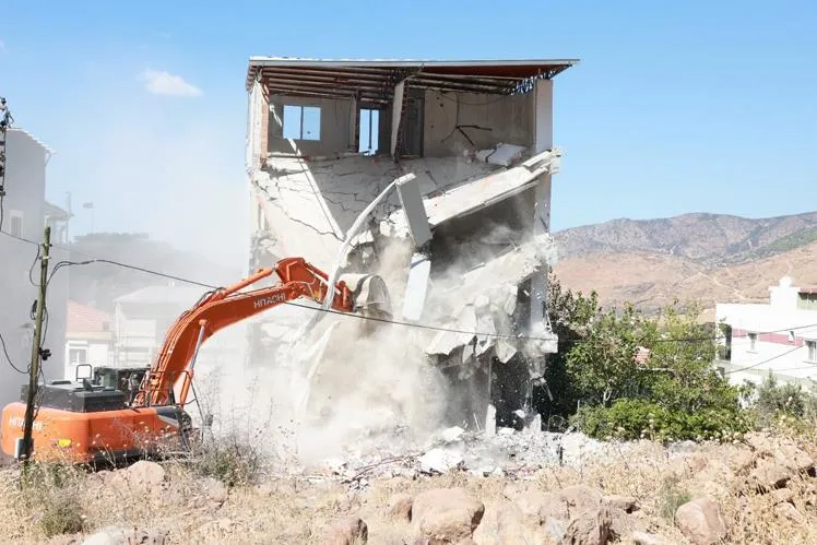Bayraklı’da 5 katlı kaçak yapı yıkıldı