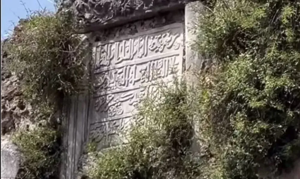 ‘FETİHNAME’ 800 YILDIR KALEİÇİ’NDE DUVARDA ASILI.. BAKAN BİR DAHA BAKIYOR
