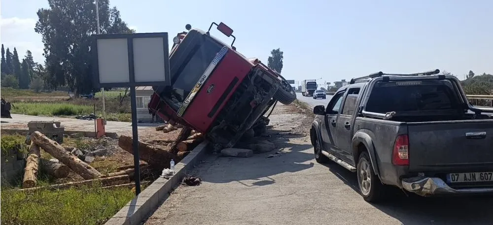 MANAVGAT’TA LASTİĞİ PATLAYAN TOMRUK YÜKLÜ KAMYON DEVRİLDİ