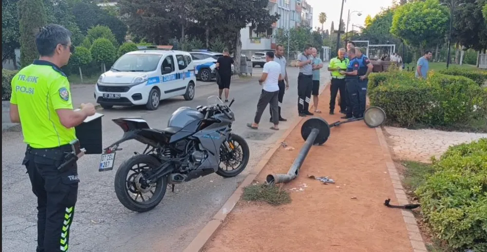 MOTOSİKLETLE AYDINLATMA DİREĞİNİ DEVİRDİ.. CEZA YAĞDI