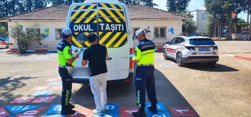 ANTALYA’DA JANDARMA EKİPLERİ OKUL SERVİSLERİNİ DENETLEDİ